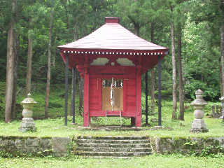 大日寺跡の稲荷神社。元は鐘楼だった。