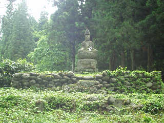 応永年間に大日寺を再興し、道路整備にも尽力した道智上人の座像。享保の中頃、建立された。