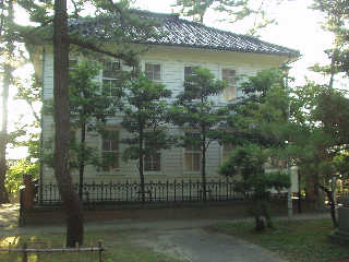 大正時代の木造洋風医院建築「旧白崎医院」。酒田大火後の復興事業で日和山に移築された。