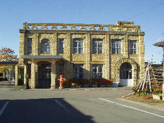 旧高畠駅舎は地元の高畠石で造られたという。